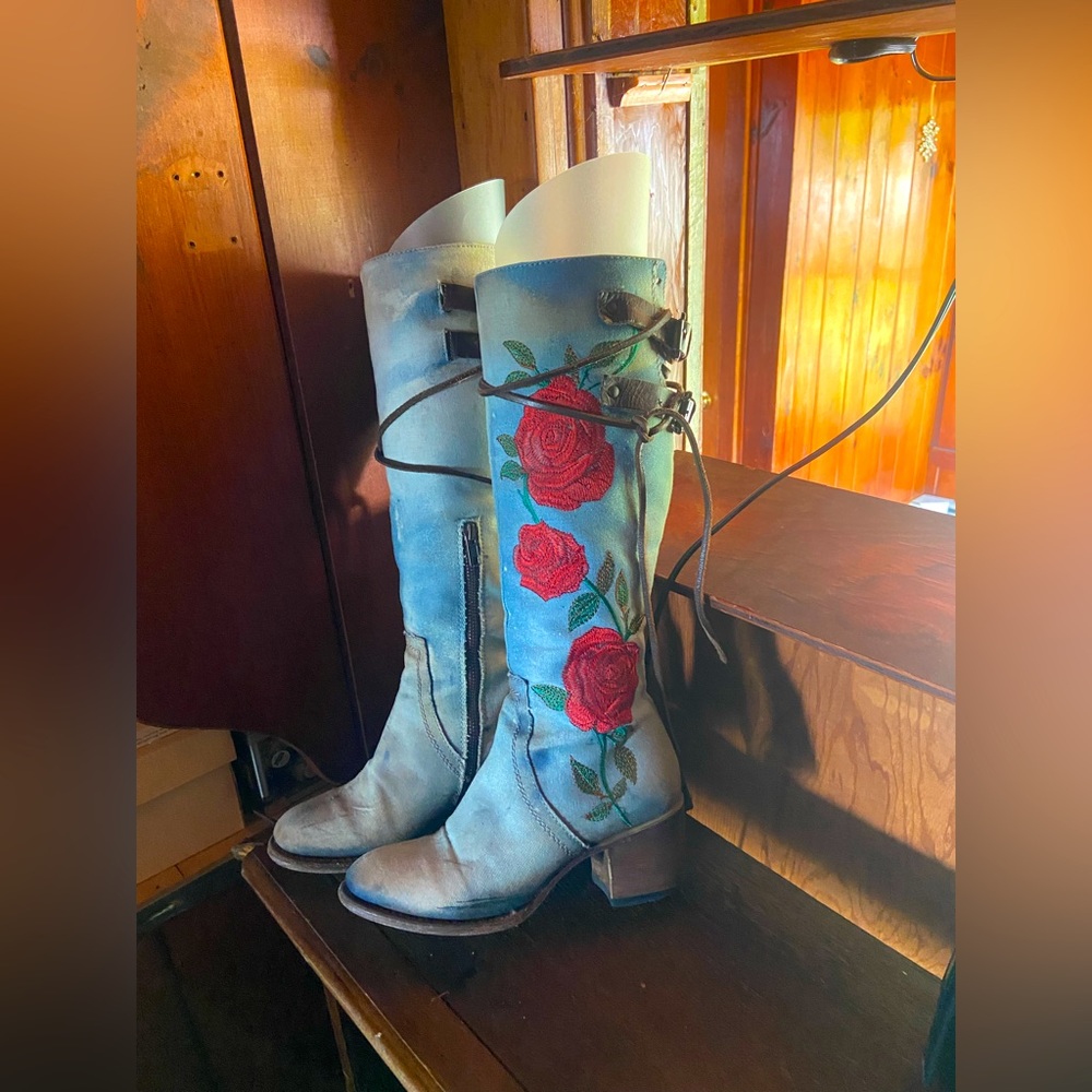 Size 6. FREEBIRD HIGH BOOTS 🔥